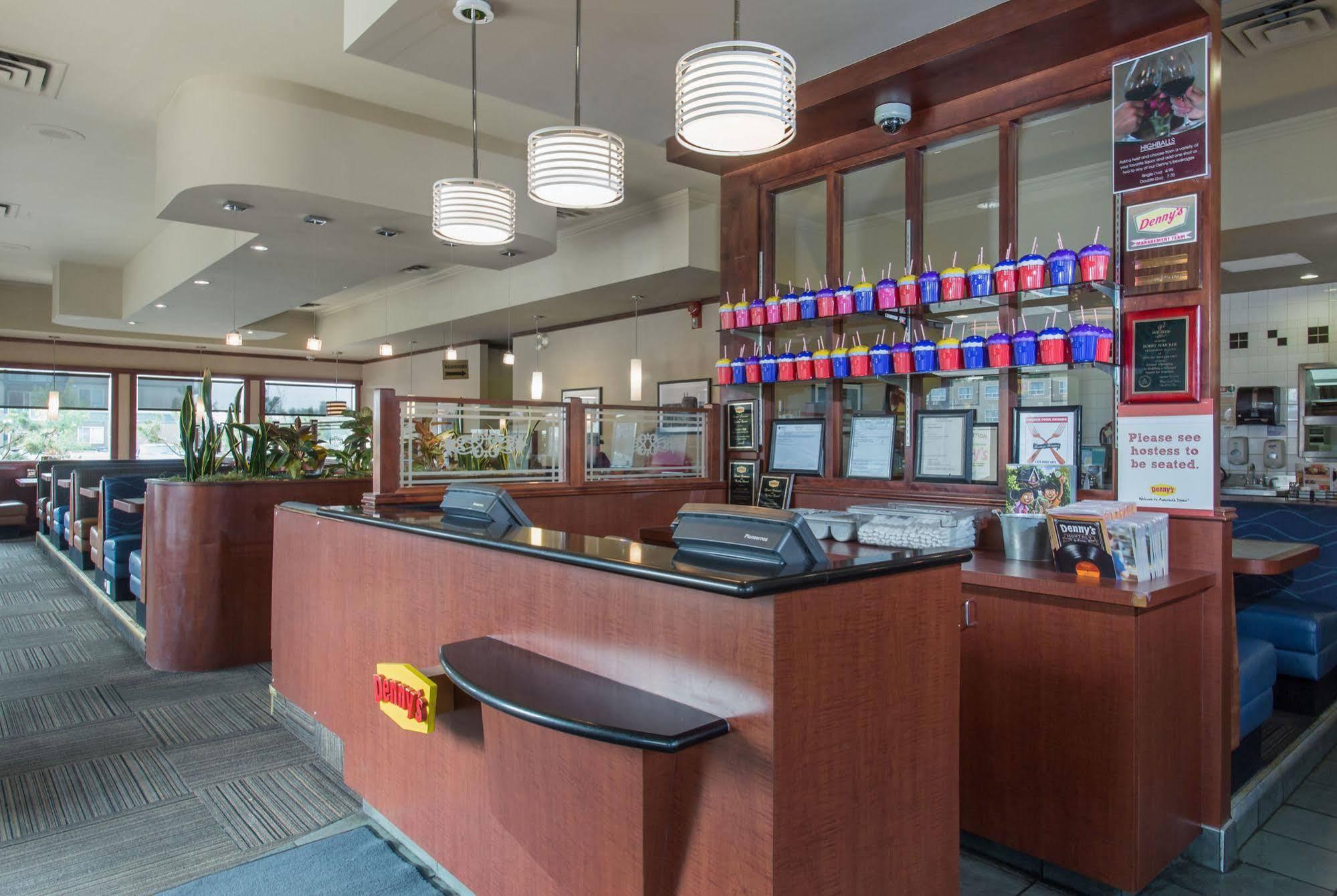 Sandman Hotel Red Deer Exterior foto